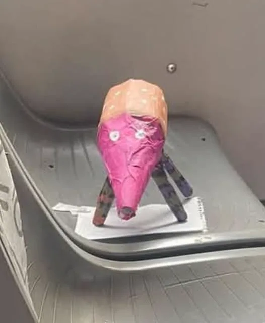 La maqueta rosa sobre el asiento de un camión