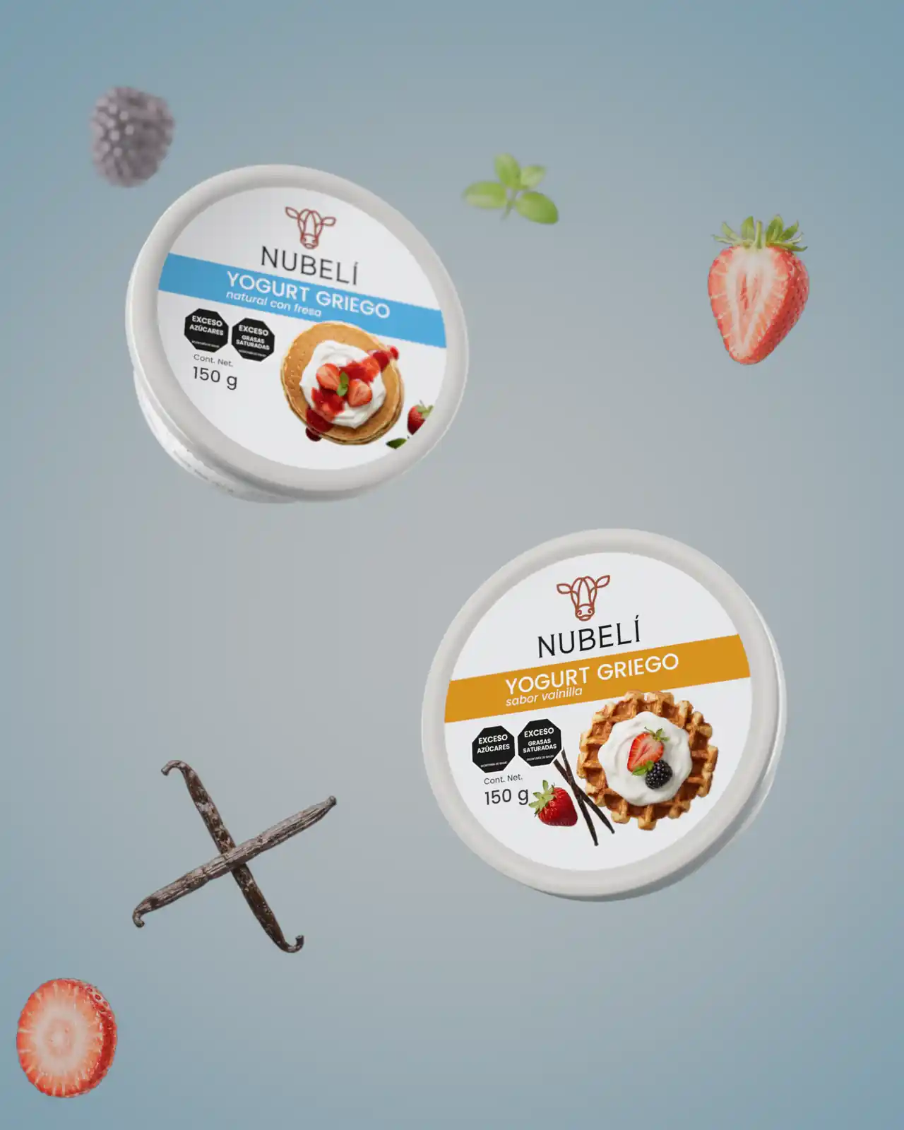 Botes de natural con fresa y vainilla flotando con fresas, vainas de vainilla y zarzamora